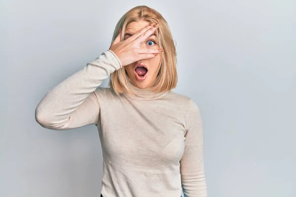 Ung Blond Kvinna Bär Casual Kläder Kika Chock Täcker Ansikte — Stockfoto