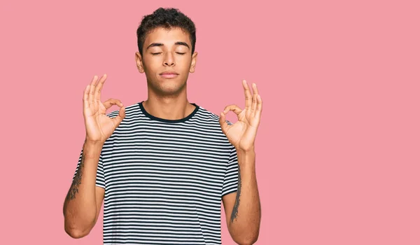 Jovem Bonito Homem Afro Americano Vestindo Roupas Casuais Relaxar Sorrir — Fotografia de Stock