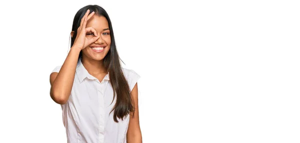 Bella Donna Ispanica Indossa Abiti Casual Sorridente Felice Facendo Segno — Foto Stock