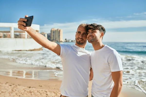 Jeune Couple Gay Souriant Heureux Faire Selfie Par Smartphone Plage — Photo