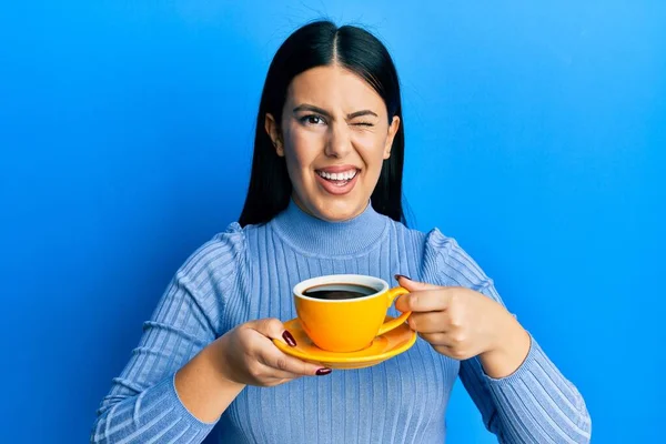 Güzel Esmer Kadın Sarı Bir Fincan Kahve Içiyor Kameraya Seksi — Stok fotoğraf