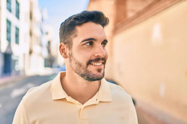 Junger Hispanischer Mann Lächelt Glücklich Durch Die Stadt — Stockfoto