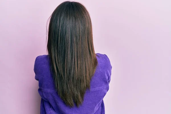 Jeune Femme Brune Portant Des Vêtements Décontractés Debout Vers Arrière — Photo