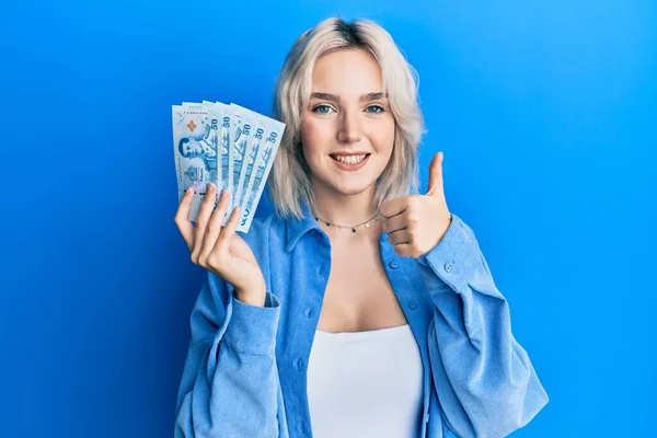 Menina Loira Jovem Segurando Notas Baht Tailandês Sorrindo Feliz Positivo — Fotografia de Stock