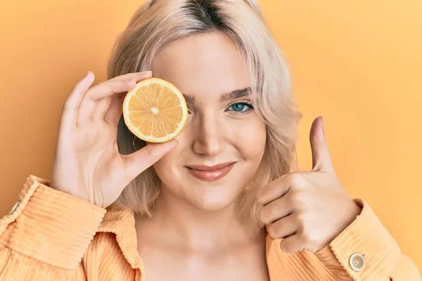 Mladá Blondýnka Drží Citron Přes Oko Usměvavý Šťastný Pozitivní Palec — Stock fotografie