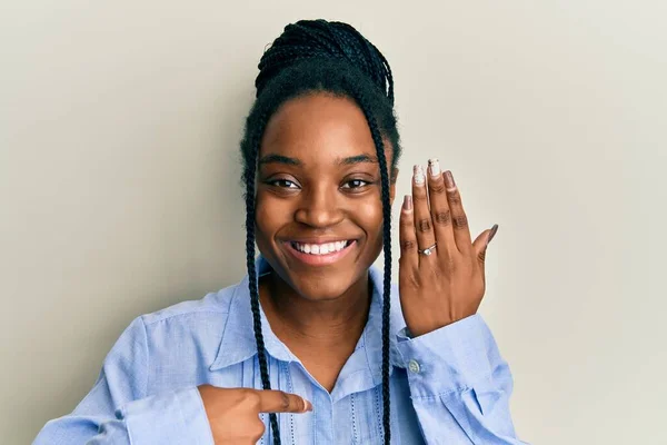 Femme Afro Américaine Aux Cheveux Tressés Portant Une Bague Fiançailles — Photo