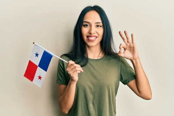 Jong Spaans Meisje Met Panama Vlag Doet Teken Met Vingers — Stockfoto