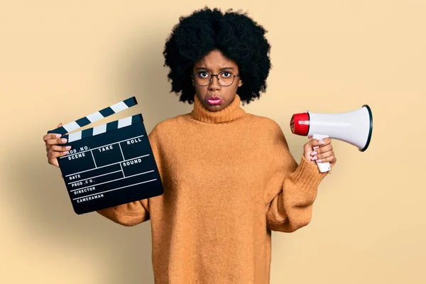 Jeune Femme Afro Américaine Tenant Clapet Film Vidéo Mégaphone Déprimé — Photo