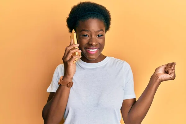 Νεαρή Αφρικάνα Αμερικανίδα Συζητούσε Στο Smartphone Ουρλιάζοντας Περήφανη Γιορτάζοντας Νίκη — Φωτογραφία Αρχείου