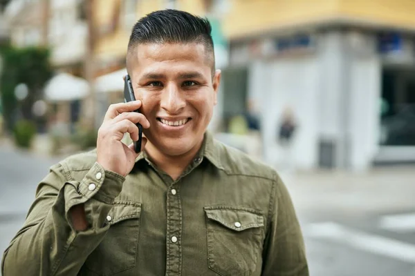 Junger Lateinischer Mann Lächelt Fröhlich Auf Dem Smartphone Der Stadt — Stockfoto