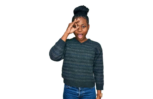 若いアフリカ系アメリカ人の女性は 驚きの顔でショックを受けた をジェスチャーを行うカジュアルな服を着て 目の指を見て 信じられない表現 — ストック写真