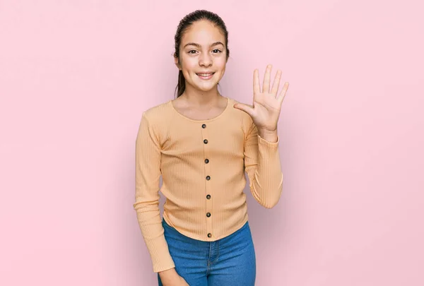 Schöne Brünette Kleines Mädchen Trägt Lässigen Pullover Zeigt Und Zeigt — Stockfoto