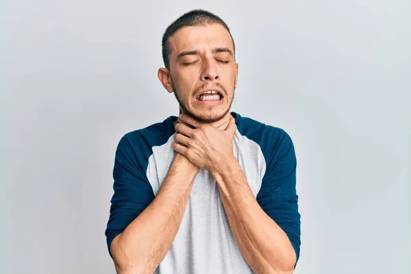 Hispanic Ung Man Bär Casual Kläder Skriker Och Kvävs Eftersom — Stockfoto