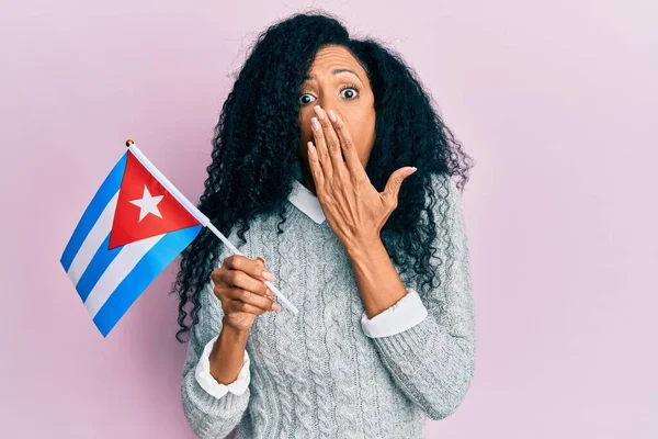 Afroameričanka Středního Věku Držící Kubánskou Vlajku Zakrývající Ústa Rukou Šokovaná — Stock fotografie