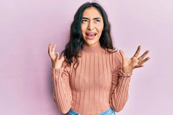 Adolescente Hispanique Avec Appareil Dentaire Portant Des Vêtements Décontractés Fou — Photo