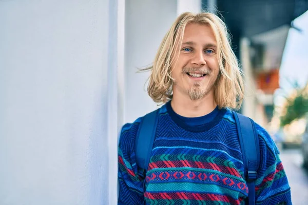 Jovem Estudante Escandinavo Homem Sorrindo Feliz Cidade — Fotografia de Stock