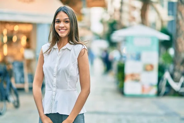Güzel Latin Genç Kız Gülümseyerek Şehirde Mutlu Mesut Duruyor — Stok fotoğraf