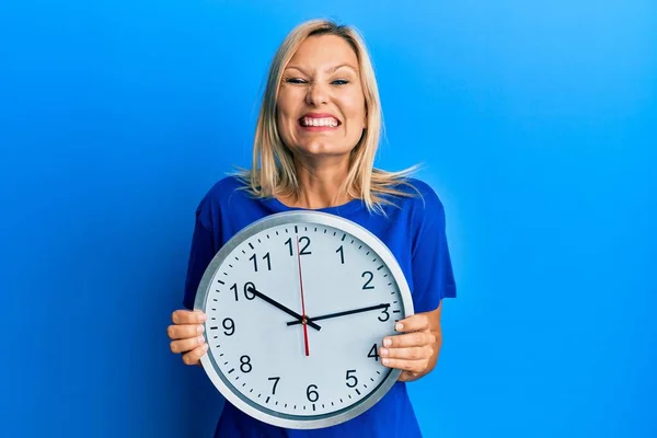 Belle Femme Blonde Âge Moyen Tenant Une Grande Horloge Souriant — Photo