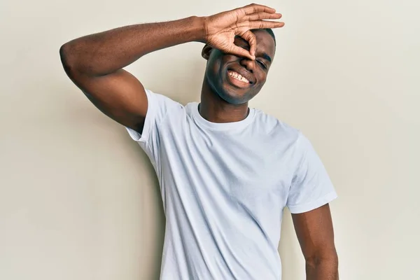 Mladý Africký Američan Muž Sobě Ležérní Bílé Tričko Úsměvem Šťastný — Stock fotografie