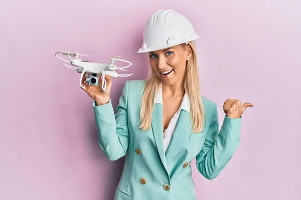 Jonge Blonde Vrouw Dragen Architect Hardhat Houden Drone Wijzen Duim — Stockfoto