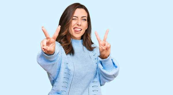 Mujer Morena Joven Vistiendo Suéter Casual Invierno Sonriendo Con Lengua — Foto de Stock