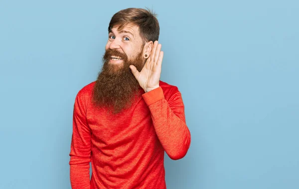 Een Roodharige Man Met Een Lange Baard Die Casual Kleren — Stockfoto