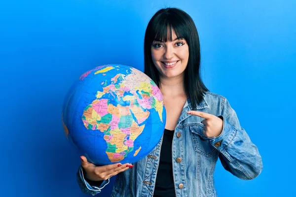 Ung Latinamerikansk Kvinna Håller Världen Bollen Ler Glad Pekar Med — Stockfoto