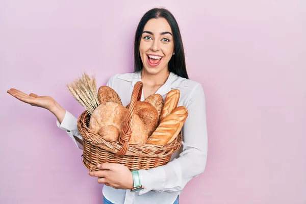 Mulher Bonita Com Olhos Azuis Segurando Cesta Vime Com Pão — Fotografia de Stock