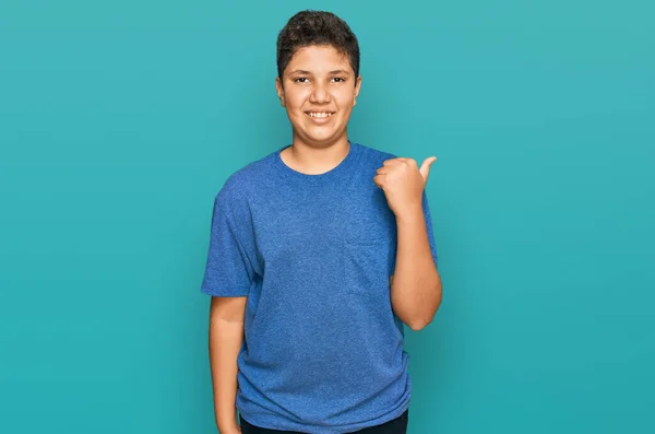 Підліток Іспаномовний Хлопчик Повсякденному Одязі Посміхається Щасливим Обличчям Дивлячись Вказуючи — стокове фото