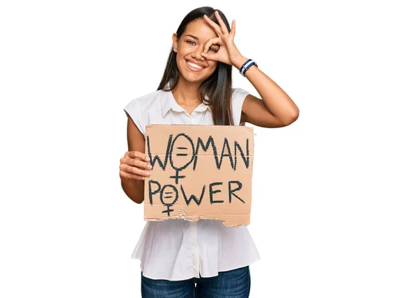 Schöne Hispanische Frau Mit Frauenpower Banner Lächelnd Glücklich Dabei Zeichen — Stockfoto