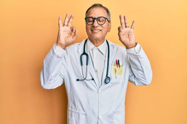 Hombre Indio Mediana Edad Con Abrigo Médico Estetoscopio Relajarse Sonreír — Foto de Stock