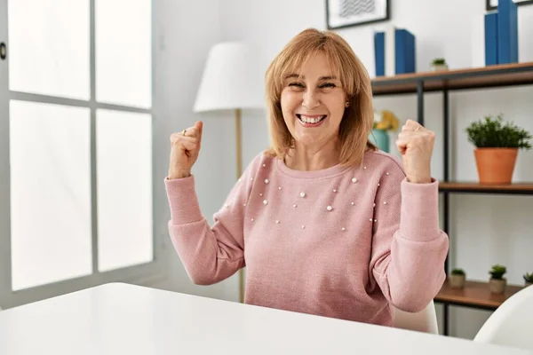 Middle Age Caucasian Woman Wearing Casual Clothes Sitting Table Home — Stock Photo, Image