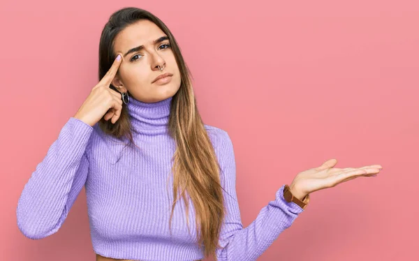 Jovem Hispânica Vestindo Roupas Casuais Confusa Irritada Com Palma Aberta — Fotografia de Stock