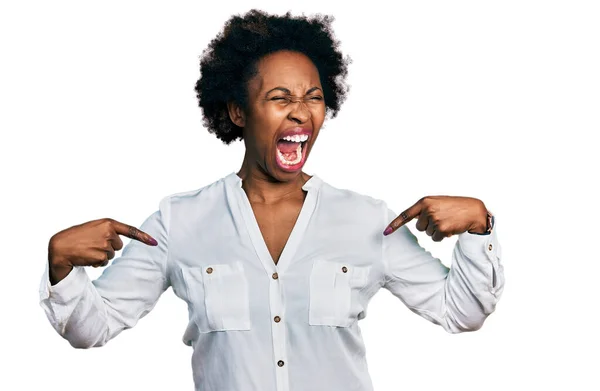 アフロヘアのアフリカ系アメリカ人女性は怒りと怒りで叫んで フラストレーションと激怒叫んで自分自身に指で指しています 怒りと攻撃的な考え方 — ストック写真