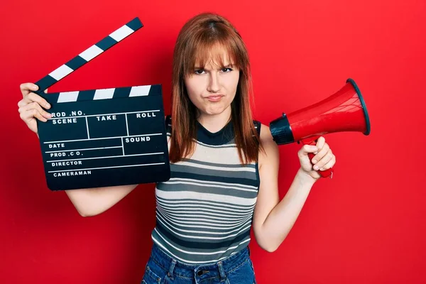 Kızıl Saçlı Genç Bir Kadın Elinde Video Film Seti Megafon — Stok fotoğraf