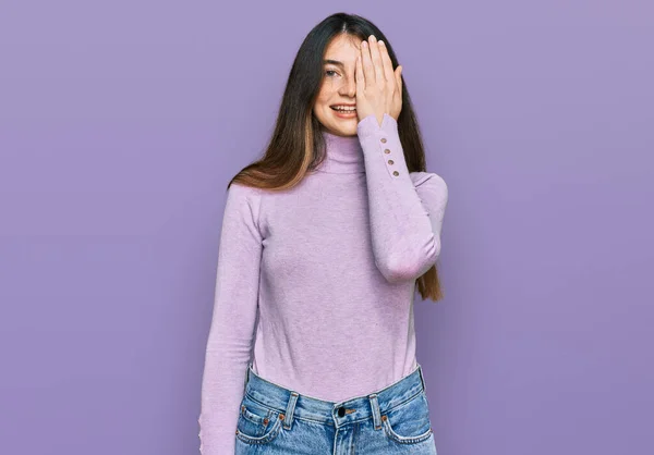 Młoda Piękna Nastolatka Swetrze Golfem Zakrywającym Jedno Oko Ręką Uśmiech — Zdjęcie stockowe