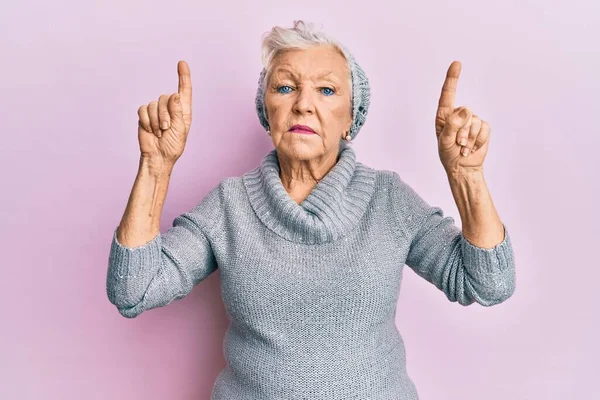 Mujer Mayor Pelo Gris Apuntando Hacia Arriba Con Los Dedos — Foto de Stock