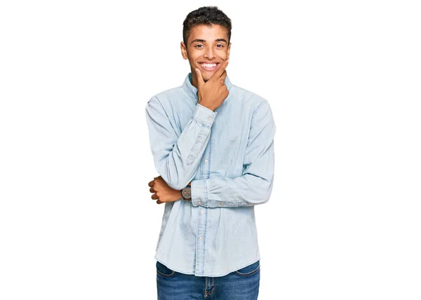 Jovem Afro Americano Bonito Vestindo Roupas Casuais Olhando Confiante Para — Fotografia de Stock