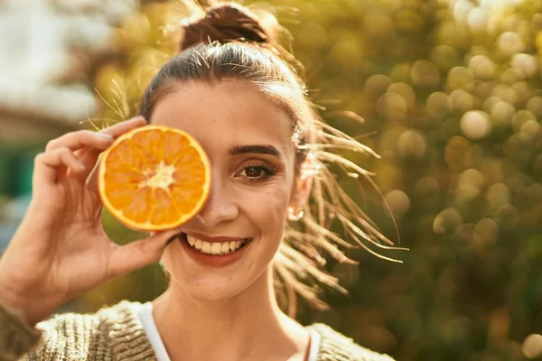 Krásná Brunetka Žena Usměvavá Šťastný Pomeranč Přes Oko — Stock fotografie