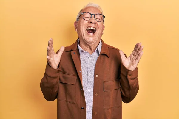 Starší Muž Šedivými Vlasy Neformální Bundě Brýlích Oslavující Šílený Šílený — Stock fotografie