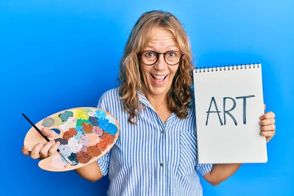 Mujer Rubia Mediana Edad Sosteniendo Paleta Pintor Cuaderno Sonriendo Riendo —  Fotos de Stock