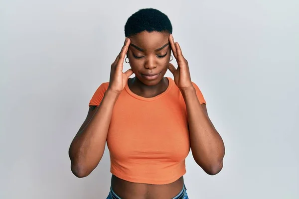 Mladá Africká Američanka Nosí Neformální Oranžové Tričko Rukou Hlavě Kvůli — Stock fotografie