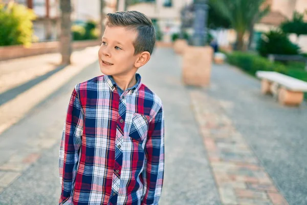 Adorabile Ragazzo Caucasico Sorridente Felice Piedi Alla Città — Foto Stock