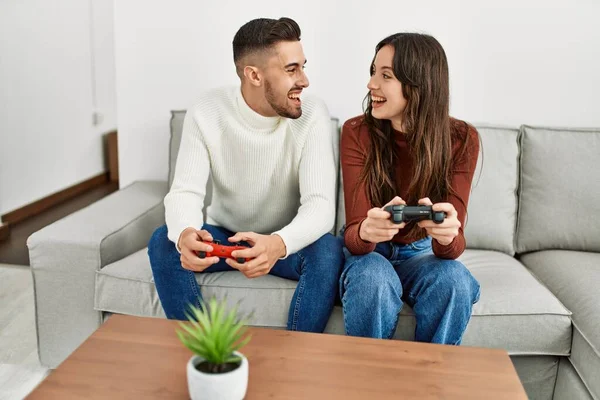 Giovane Coppia Ispanica Giocare Videogioco Seduto Sul Divano Casa — Foto Stock