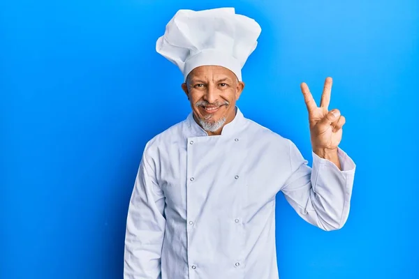 Medelålders Gråhårig Man Bär Professionell Kock Uniform Och Hatt Visar — Stockfoto