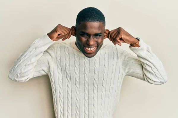Fiatal Afro Amerikai Férfi Alkalmi Ruhában Mosolygó Fülekkel Ujjakkal Vicces — Stock Fotó