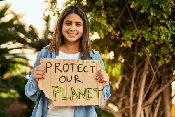 Jovem Latina Sorrindo Feliz Segurando Proteger Nosso Banner Planeta Parque — Fotografia de Stock