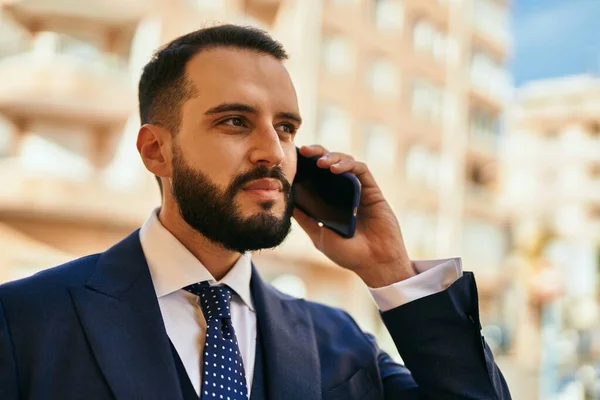 Jungunternehmer Lächelt Fröhlich Auf Dem Smartphone Der Stadt — Stockfoto