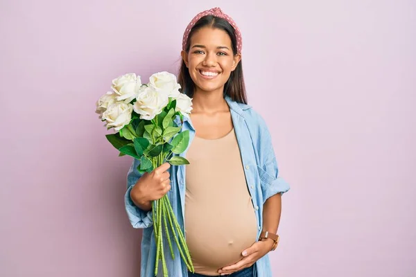 Mooie Latijns Amerikaanse Vrouw Verwacht Een Baby Met Bloemen Die — Stockfoto