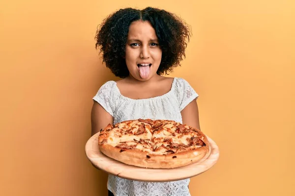 Giovane Bambina Con Capelli Afro Possesso Pizza Italiana Attaccare Lingua — Foto Stock